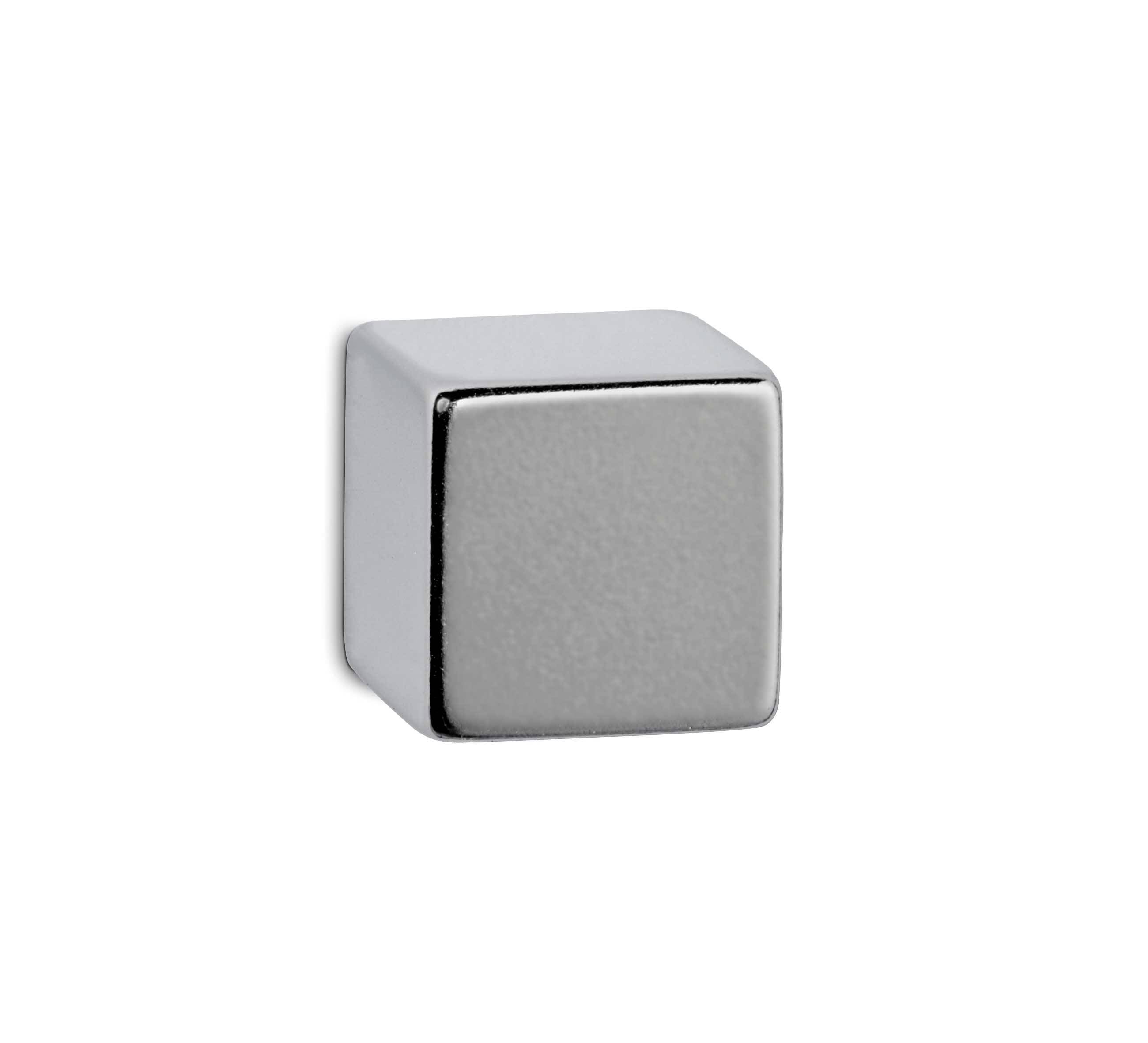 Un petit bouton cubique métallique argenté sur fond blanc.