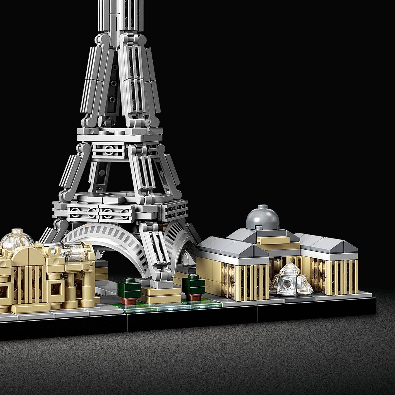 Un modèle LEGO représente la Tour Eiffel et d'autres monuments emblématiques de Paris, méticuleusement assemblés à partir de petites briques.