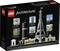 Emballage 'LEGO Architecture' avec des monuments parisiens : Arc de Triomphe, Tour Montparnasse, Grand Palais, Tour Eiffel, Champs-Élysées, Louvre.