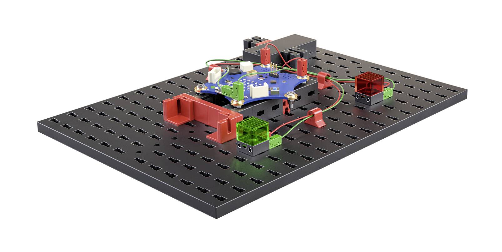 Une plateforme électronique avec un circuit intégré et des connecteurs colorés sur une base métallique perforée.
