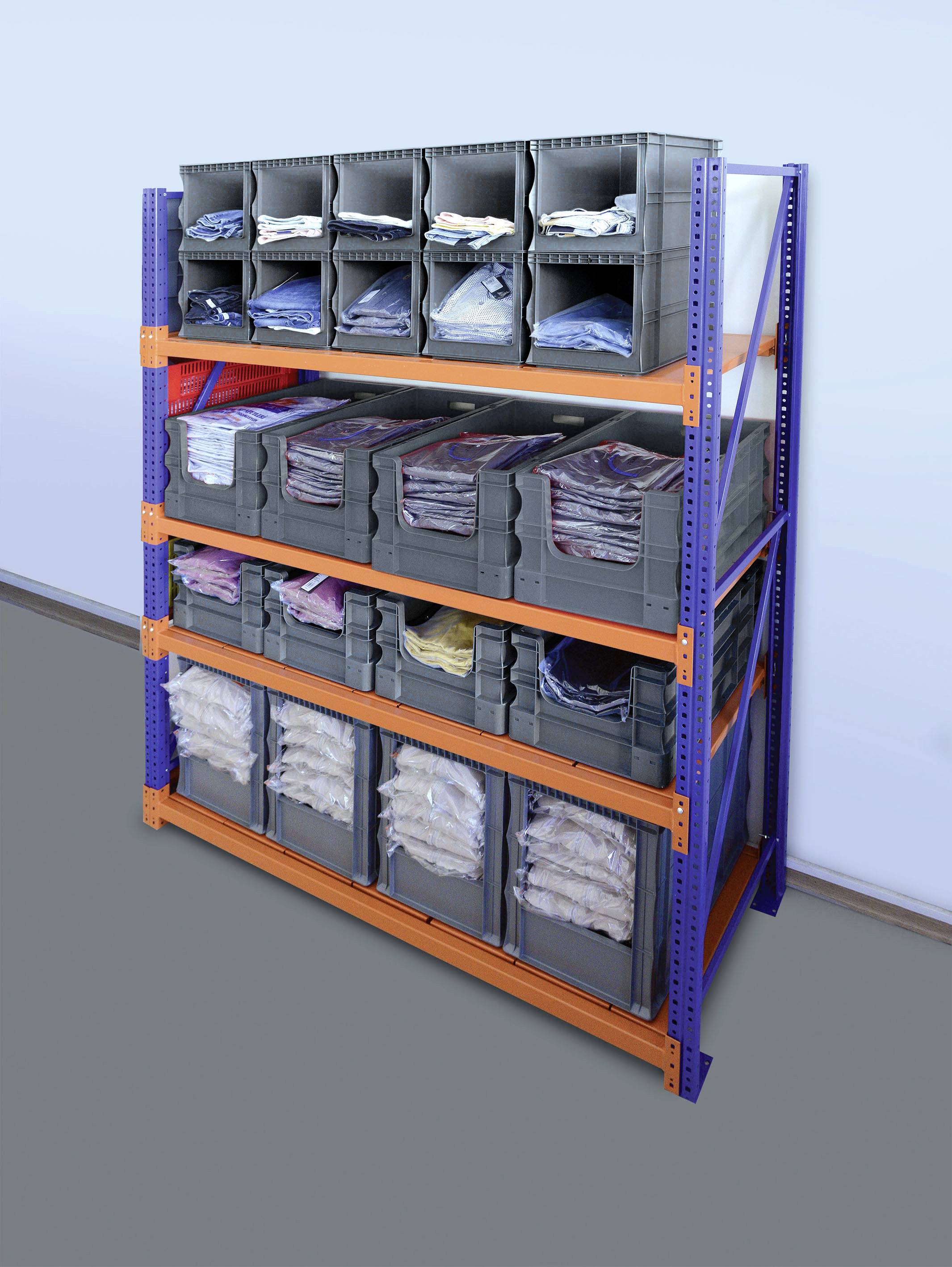 'Étagère avec contenants gris' présente des vêtements dans différentes boîtes grises sur une étagère métallique orange et bleue dans un espace de stockage.