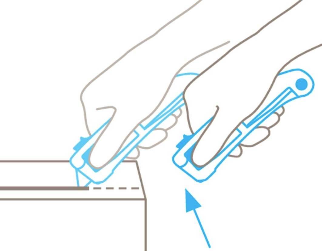 'Diagramme de deux mains utilisant des couteaux de sécurité pour couper un paquet, avec une flèche indiquant la direction de la coupe.'