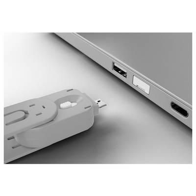 Une clé USB qui est insérée dans le port USB d'un ordinateur portable, avec les ports HDMI et autres ports latéraux visibles à proximité.