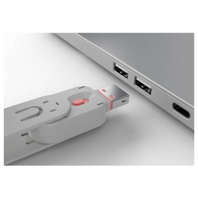 Gros plan d'une clé USB étant insérée dans un port USB d'un ordinateur portable à côté d'une prise casque.