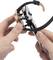 Une personne utilise un outil d'horlogerie pour retirer ou ajuster le bracelet d'une montre.