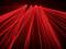 Des lasers rouges rayonnent vers le bas dans une pièce sombre, créant un spectacle lumineux saisissant.