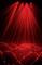Plusieurs rayons lumineux rouges descendent d'en haut et se croisent sur le sol, créant ainsi un motif géométrique.