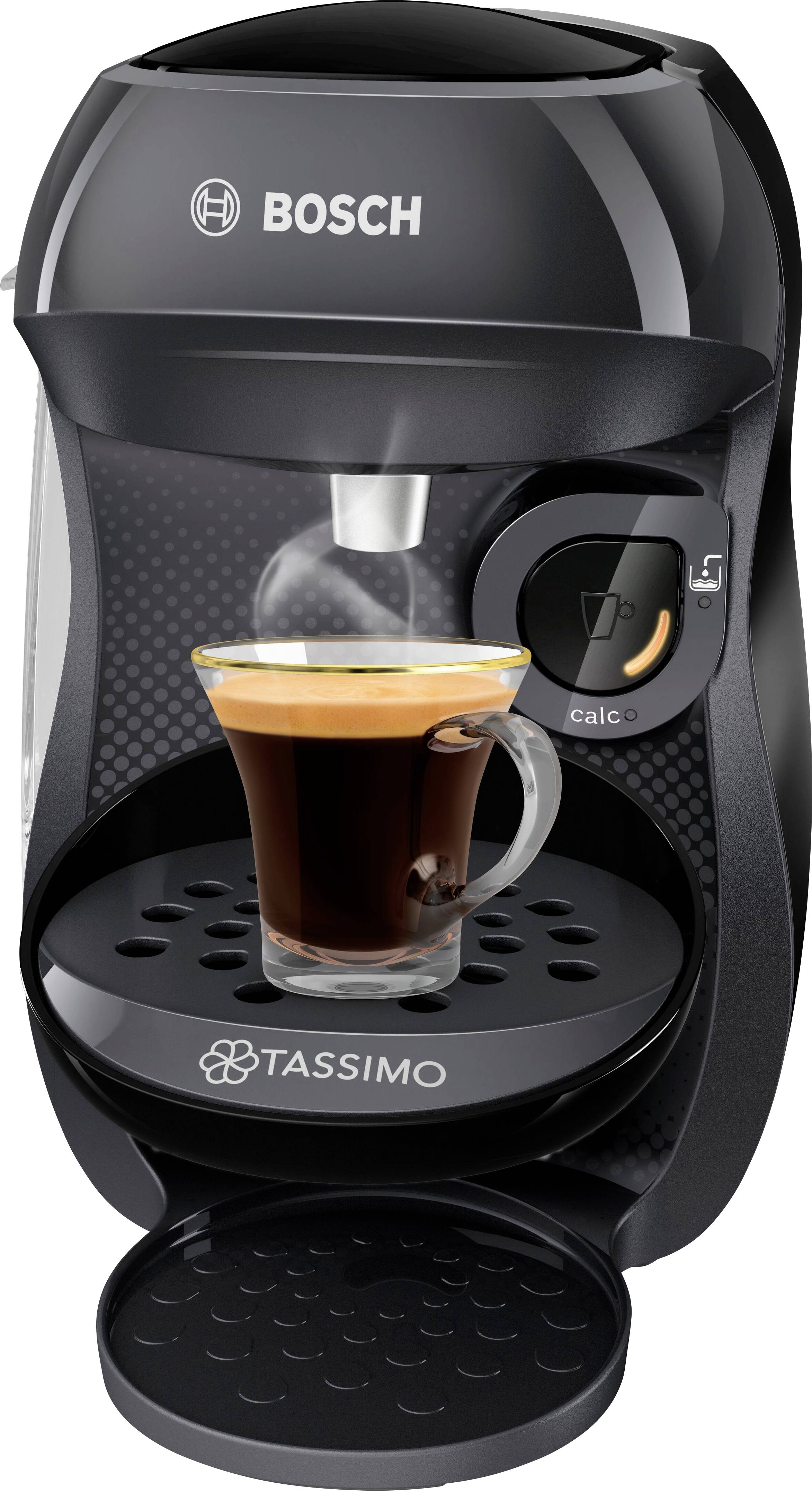 La machine à café à dosettes Bosch Tassimo prépare une tasse de café fraîchement infusé.
