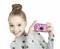Une jeune fille aux cheveux relevés sourit à l'objectif et tient un appareil photo jouet rose dans sa main.