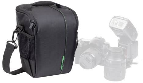 Sac photo noir avec poches latérales en filet et bandoulière au premier plan, équipement photographique suggéré en arrière-plan.