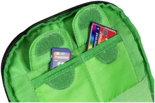 Sac vert avec des compartiments ouverts, dans lesquels deux cartes SD de la marque Transcend sont visibles.