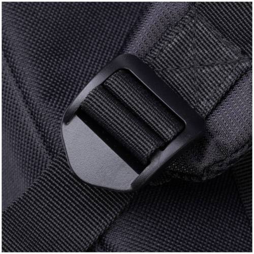 Gros plan sur la boucle de fermeture noire d'un sac à dos, montrant la structure et le matériau de la sangle d'épaule.
