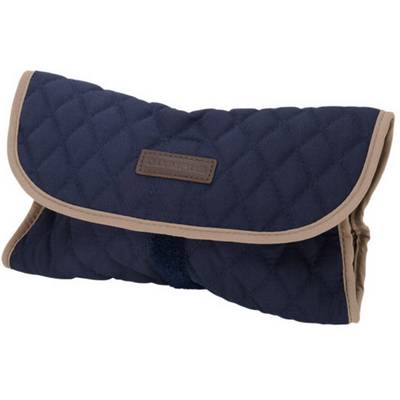 Étui matelassé bleu marine avec bordure beige et une étiquette brune.