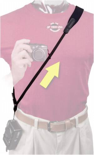 Une personne portant un t-shirt rouge porte une caméra avec une bandoulière noire. Un graphique de flèche jaune pointe vers la bandoulière.