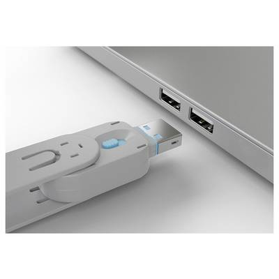 Gros plan d'une clé USB branchée sur le port USB d'un ordinateur portable, avec deux autres ports vides visibles.