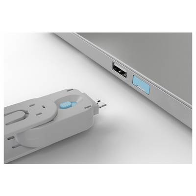 Gros plan d'une clé USB en cours d'insertion dans un port USB d'un ordinateur portable, indiquant un transfert de fichiers ou une connexion d'appareil.