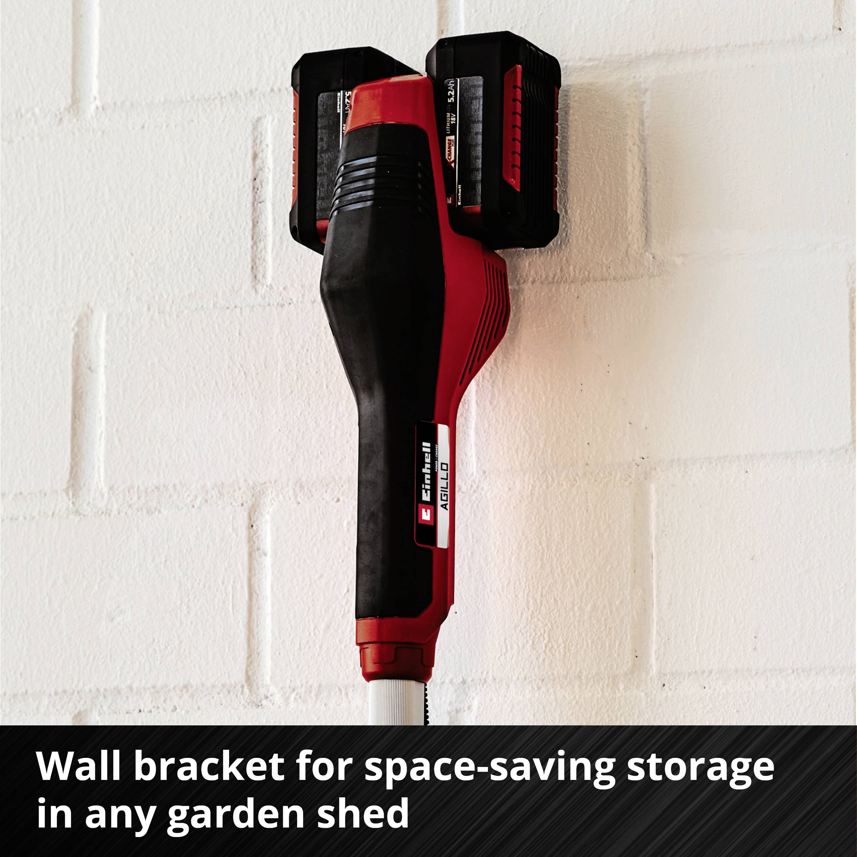 Support mural pour un rangement économe en espace dans n'importe quelle cabane de jardin. Un outil de jardin rouge fixé sur un support mural.