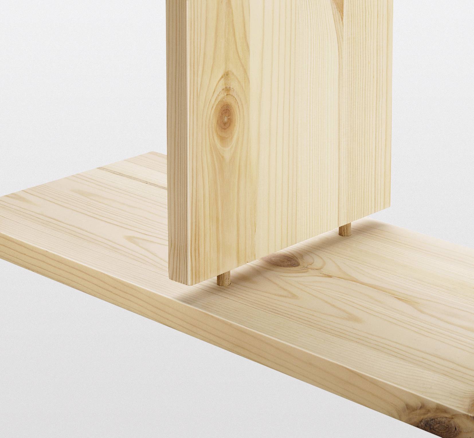 Une table en bois avec un grain distinct et une surface lisse est posée sur un fond blanc. Une jambe en bois est visible.