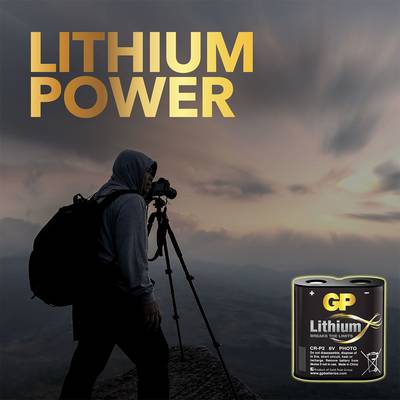 Une personne portant un sac à dos photographie un paysage au coucher du soleil. En haut est inscrit 'LITHIUM POWER'. À côté est représentée une batterie au lithium.