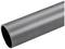 Tuyau en plastique gris, photographié en biais de côté. Le tuyau présente une surface lisse et ne montre aucun autre détail ou ornement.