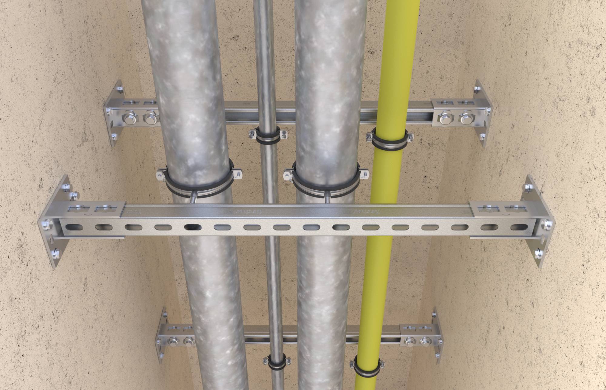 Des supports métalliques muraux maintiennent des tuyaux isolés et une gaine jaune contre un mur en béton.