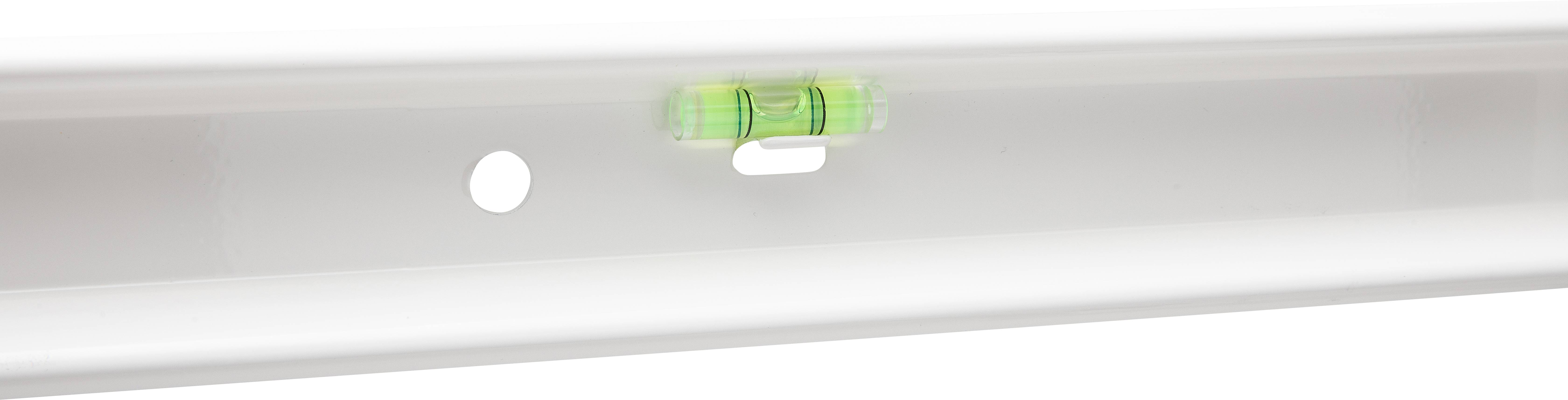 Gros plan d'une surface blanche avec une petite lumière ronde et un indicateur rectangulaire vert brillant près du bord supérieur.