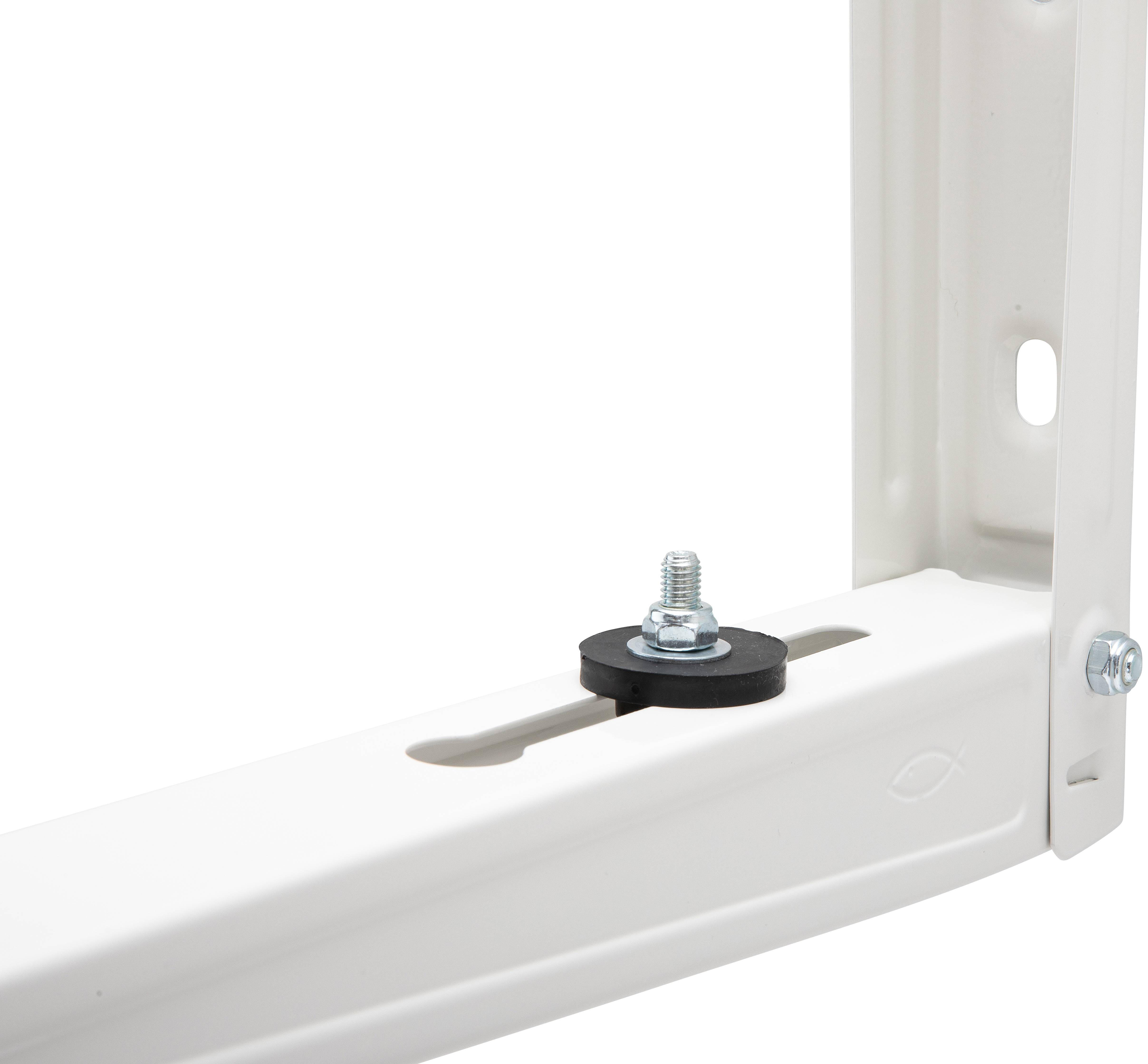 Gros plan d'une patte en métal blanc avec un boulon et une rondelle noire dans une fente allongée, montrant une connexion de montage réglable.