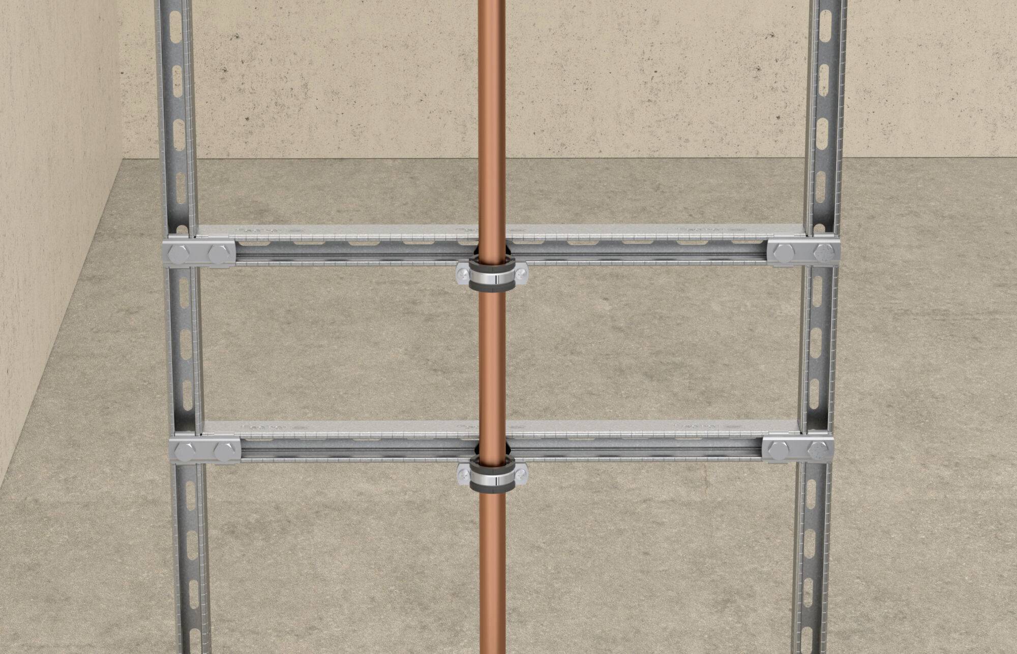 Une structure en cadre métallique munie de deux barres d'acier horizontales soutient un tuyau vertical en cuivre, fixé par des colliers métalliques sur un sol en béton.