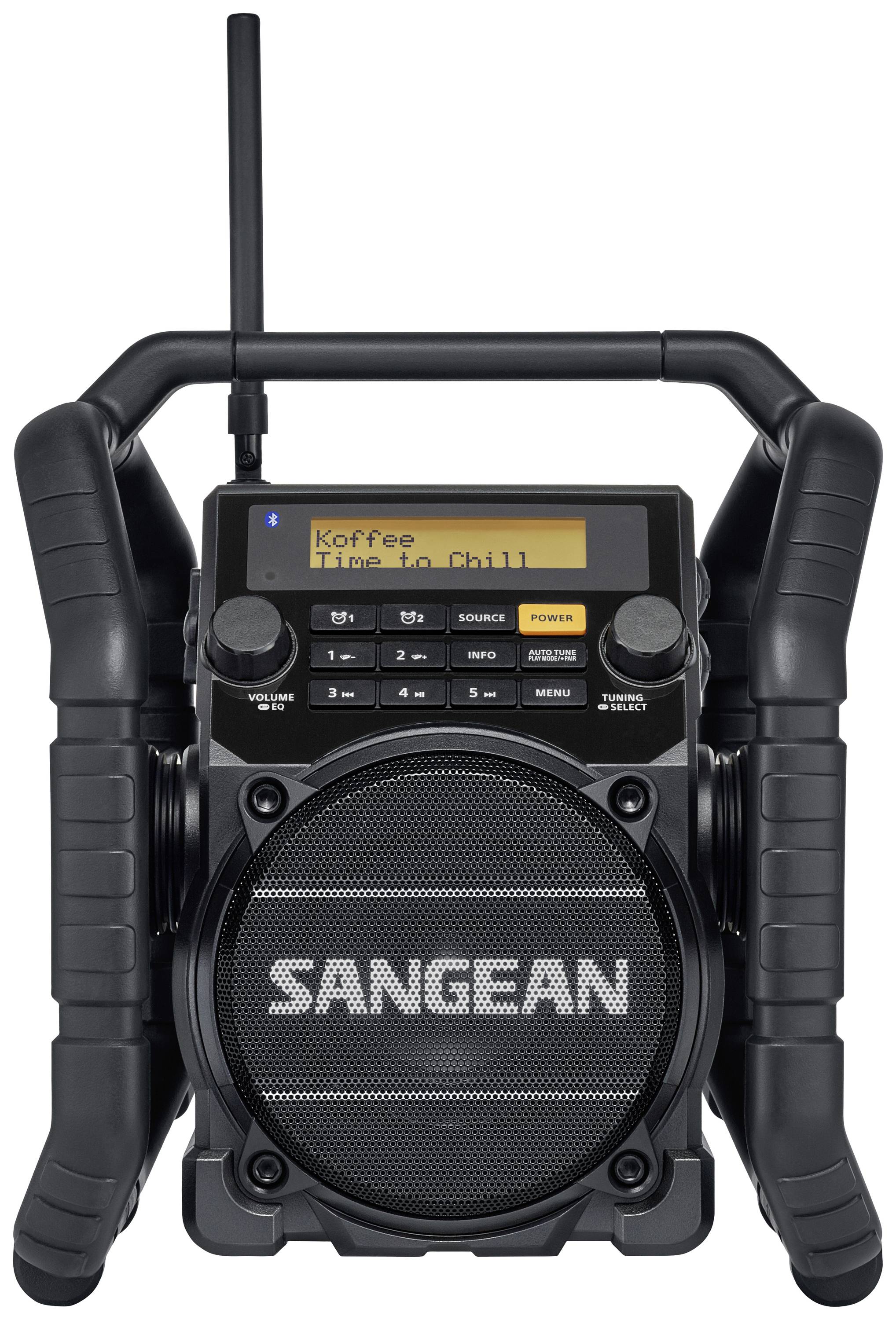 Radio portable robuste avec écran numérique. L'écran affiche : 'Koffee - Time to Chill'. Marque Sangean sur la grille du haut-parleur.