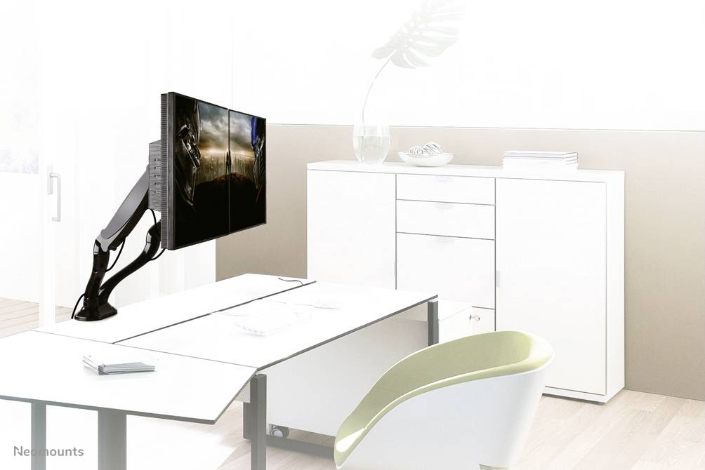 Un espace de bureau moderne et lumineux avec un bureau, un bras de support d'écran équipé de deux moniteurs et une chaise de bureau verte.