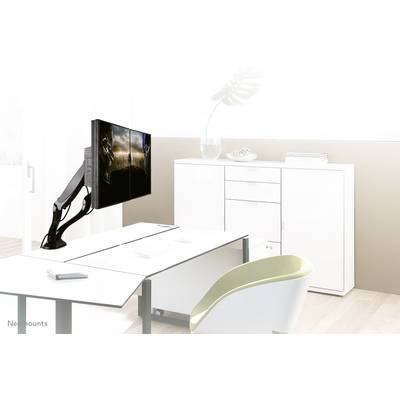 Un espace de bureau moderne et lumineux avec un bureau, un bras de support d'écran équipé de deux moniteurs et une chaise de bureau verte.