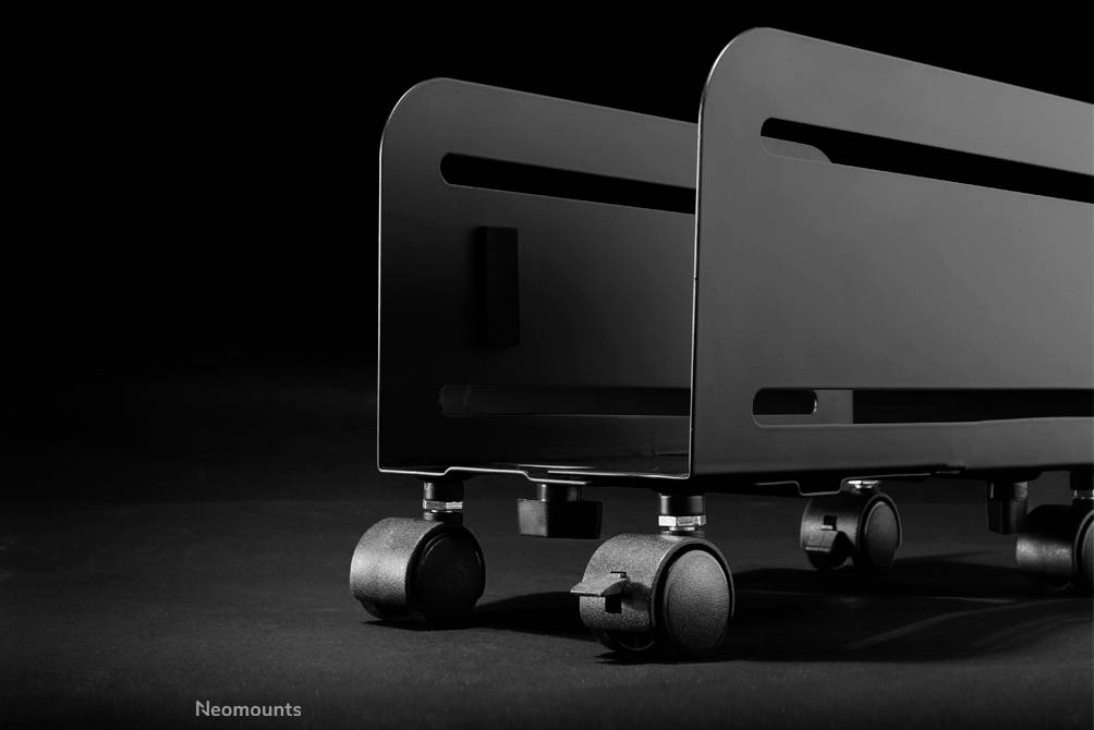Chariot mobile en métal noir à quatre roues, avec une poignée latérale. Adapté aux environnements de bureau pour faciliter le déplacement des équipements.