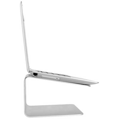 Vue latérale d'un ordinateur portable fin et argenté posé sur un support incurvé minimaliste en métal.