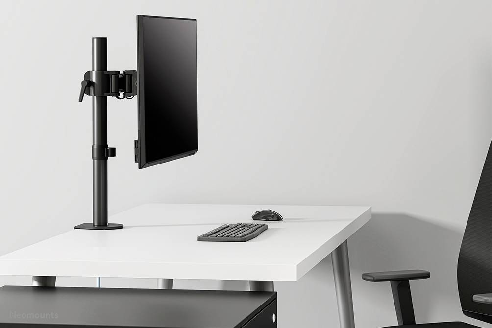 Support de moniteur réglable en hauteur sur un bureau blanc avec clavier et souris ; espace de travail moderne et minimaliste.
