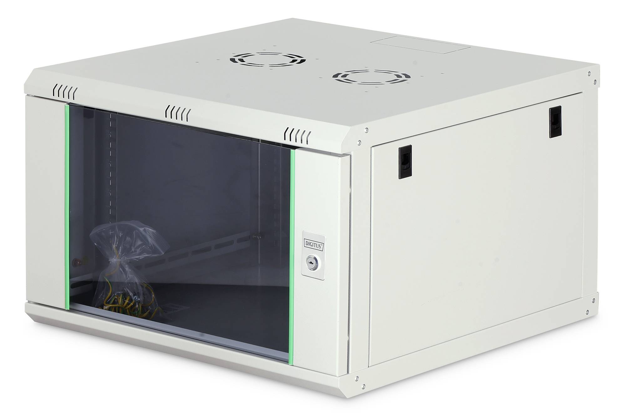 Une armoire réseau murale blanche avec une porte avant transparente et un verrou sécurisé. Elle dispose de ventilateurs de refroidissement en haut et d'une gestion des câbles à l'intérieur.