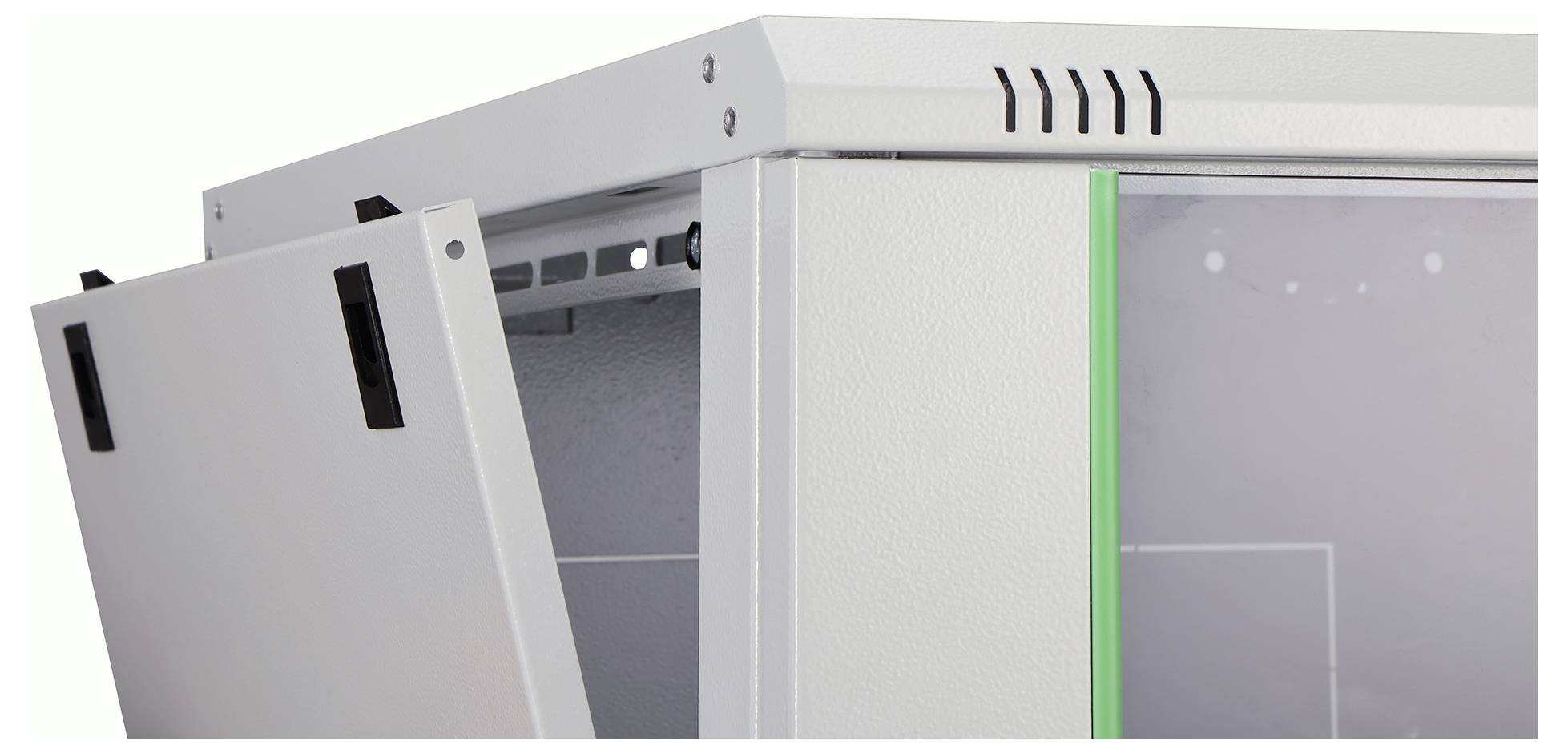 Gros plan sur un placard métallique blanc dont la porte est partiellement ouverte, révélant des fentes de ventilation et le bord d'un panneau de verre avec un accent de couleur verte.