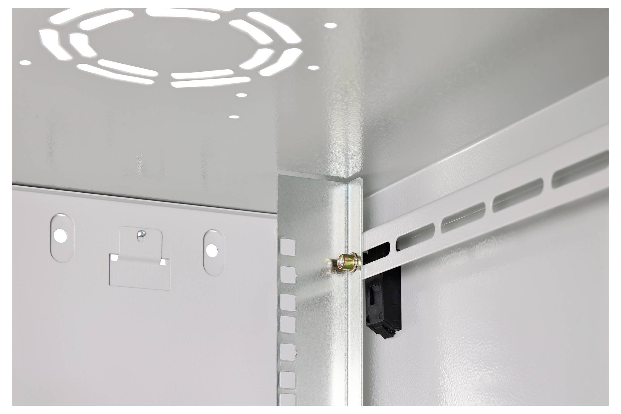 Intérieur d'un coffret électrique métallique présentant des supports de montage et des dispositifs de gestion des câbles.