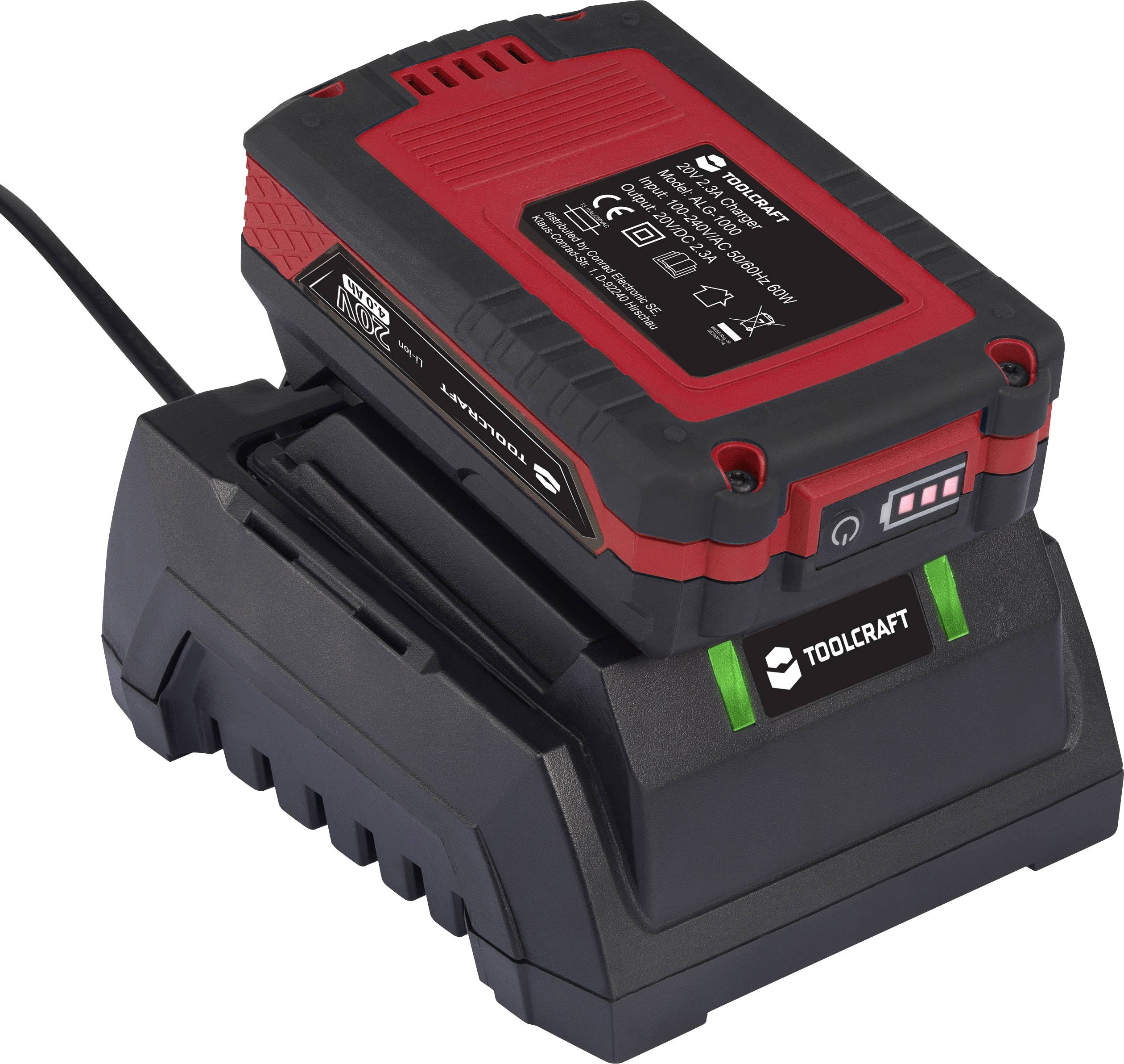 Un chargeur avec une batterie posée dessus. La batterie a un boîtier rouge et noir et affiche des informations de charge sur sa surface supérieure.