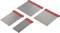Quatre spatules à poignées rouges, de différentes tailles, sur un fond blanc. Outils principaux pour les travaux de peinture et les réparations.