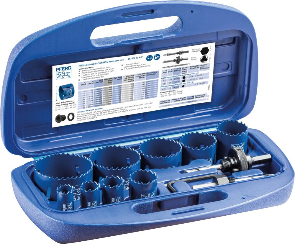 Boîte en plastique bleue contenant différentes scies-cloches et un adaptateur pour perceuses, avec une étiquette technique à l'intérieur du couvercle.