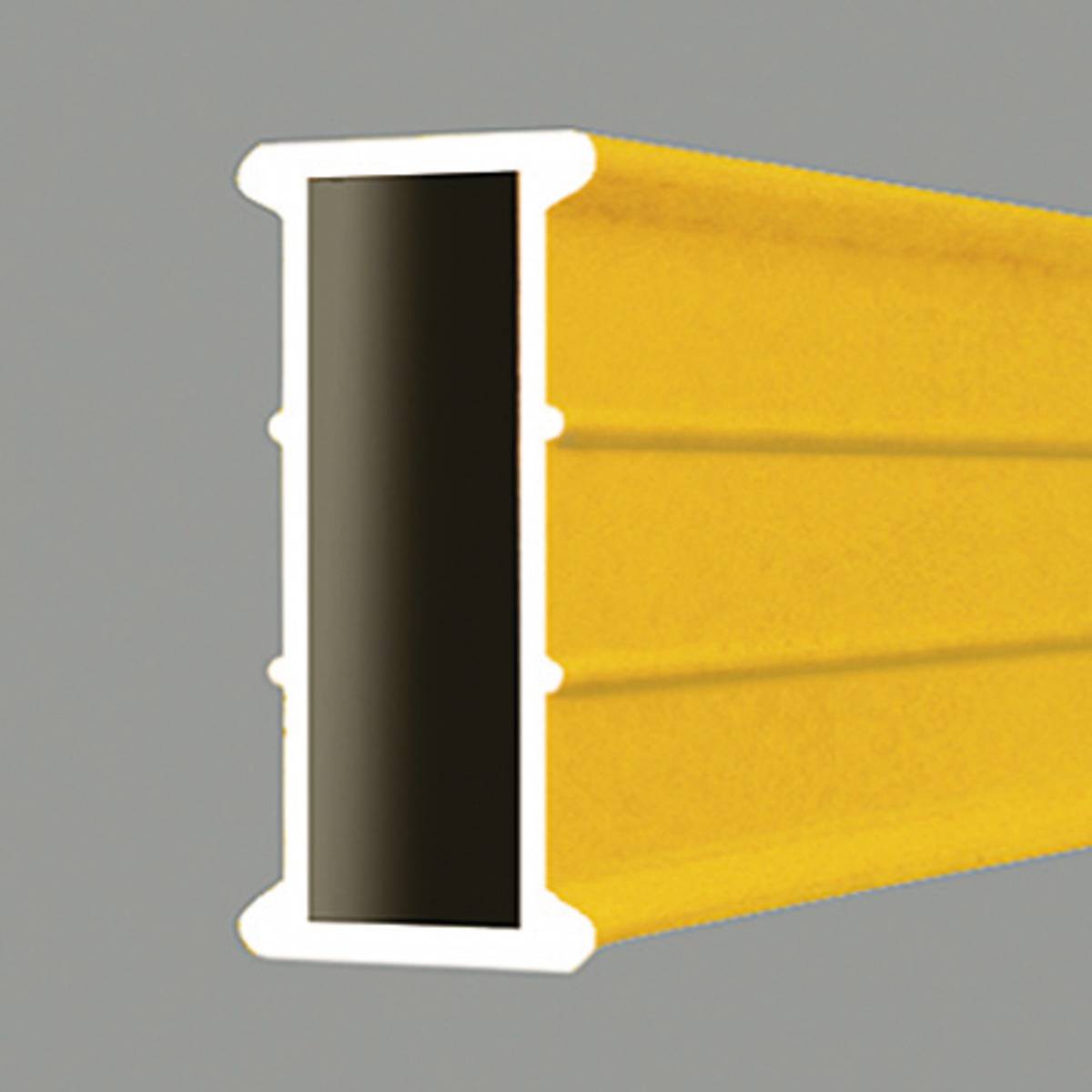 Un profilé rectangulaire jaune avec un espace creux sombre au centre, tel qu'utilisé dans les matériaux de construction.