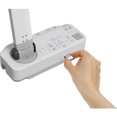 Une main insère une carte SD dans un appareil doté de plusieurs boutons et interrupteurs qui contrôlent des fonctions supplémentaires.