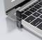 Une clé USB est branchée à un ordinateur portable ouvert. L'écran affiche une notification indiquant qu'un périphérique a été détecté.