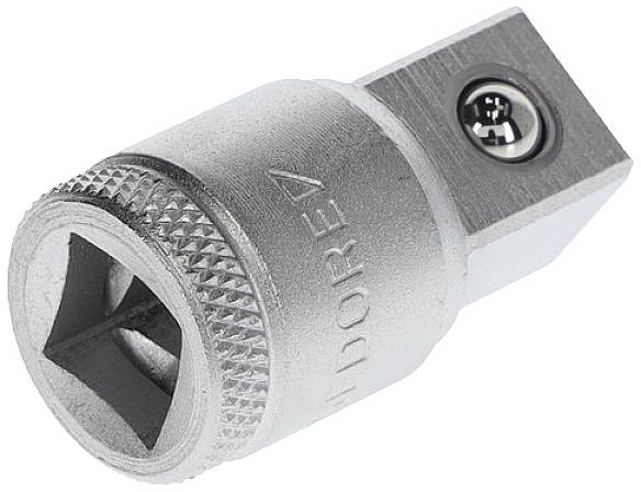 Un adaptateur carré en métal avec un bord cannelé, adapté pour les clés à cliquet, doté d'une ouverture d'insertion et d'un mécanisme de verrouillage.