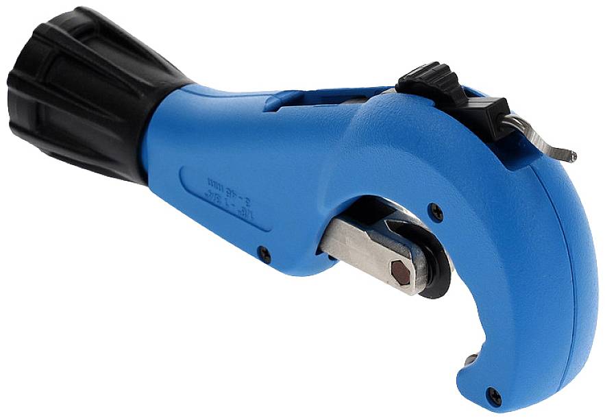 Un coupe-tube bleu utilisé pour couper des tuyaux. Il possède une poignée noire et des molettes de coupe réglables.