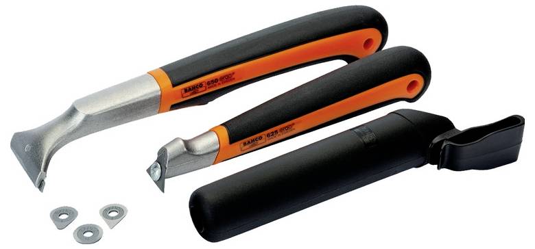 Trois grattoirs de couleur spéciaux avec des manches noirs et des détails oranges, incluant des lames et des lames de rechange, sur un fond blanc.