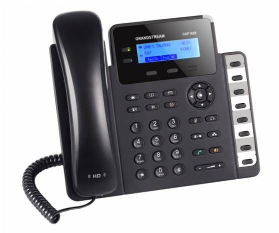 Un téléphone IP noir avec un clavier, un grand écran affichant les informations d'appel et plusieurs touches de fonction sur le côté droit.