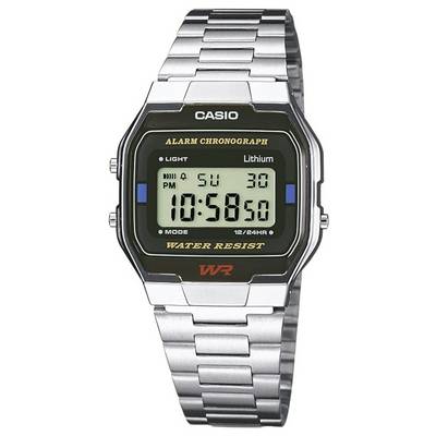 Une montre-bracelet numérique argentée avec un cadran rectangulaire, affichant l'heure 10:58:50 et la date dimanche, 30.