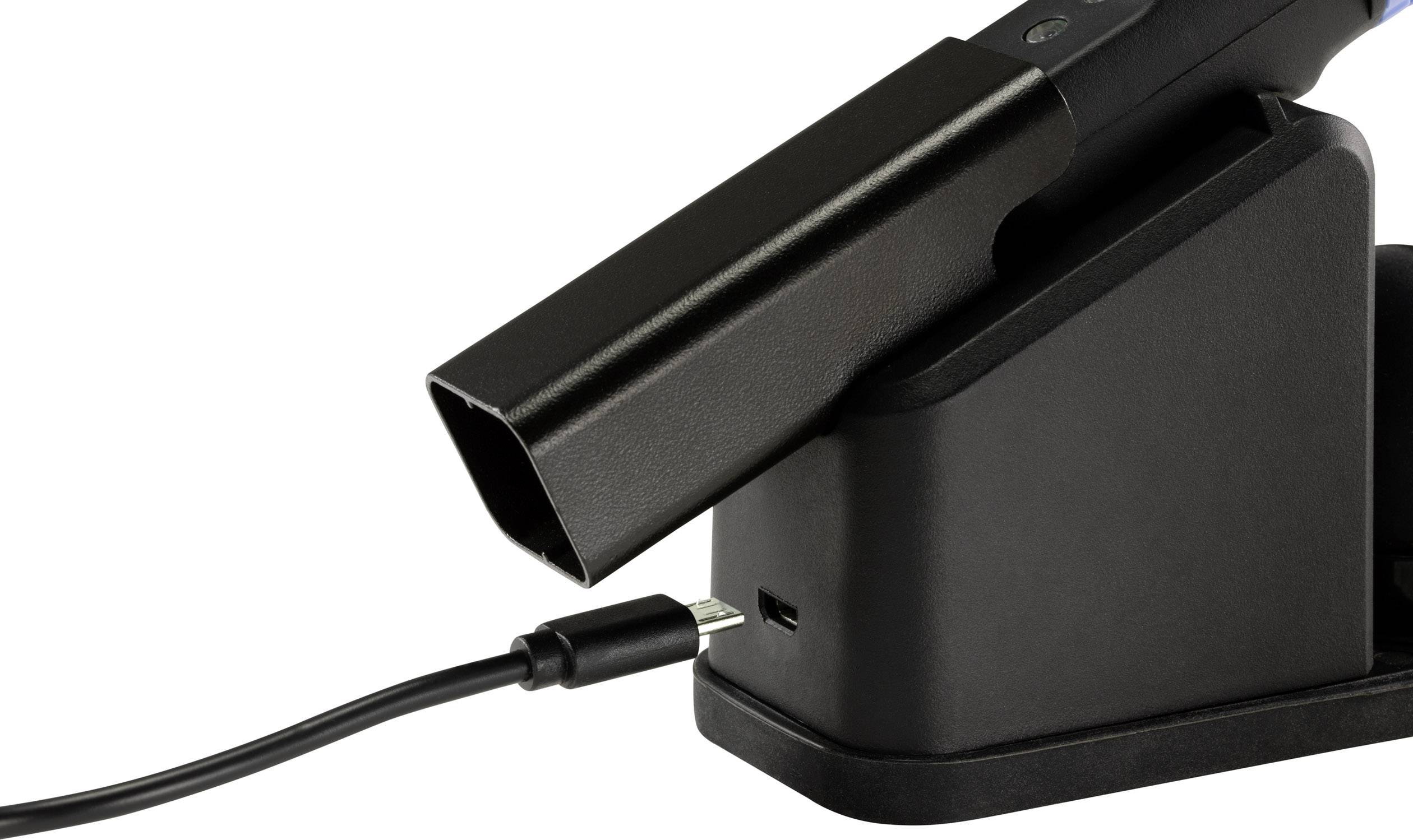 Un appareil noir est en cours de chargement via un câble connecté à une station de charge. L'appareil est partiellement visible sur un support.