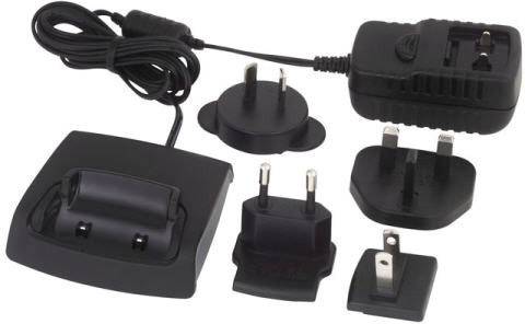 Différents adaptateurs de prise et un chargeur, adaptés aux prises électriques internationales.